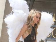 Martha Hunt w białych skrzydłach aniołka Victoria`s Secret